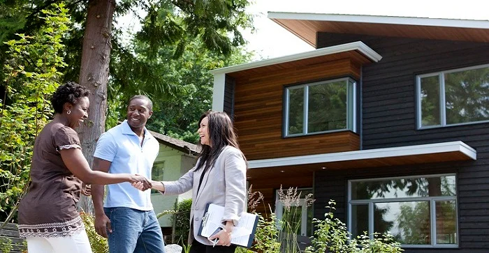 A two woman shake hand and one man seeing her front of home